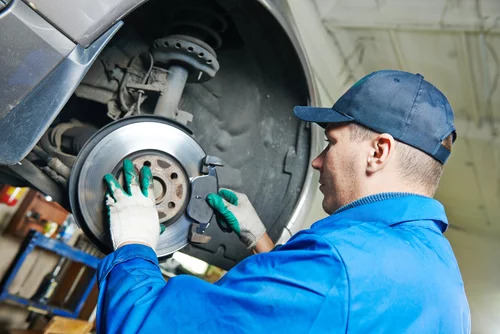 Die 5 besten Services für Bremsscheibenwechsel in Köln – Bremsverhalten mit neuen Scheiben verbessern